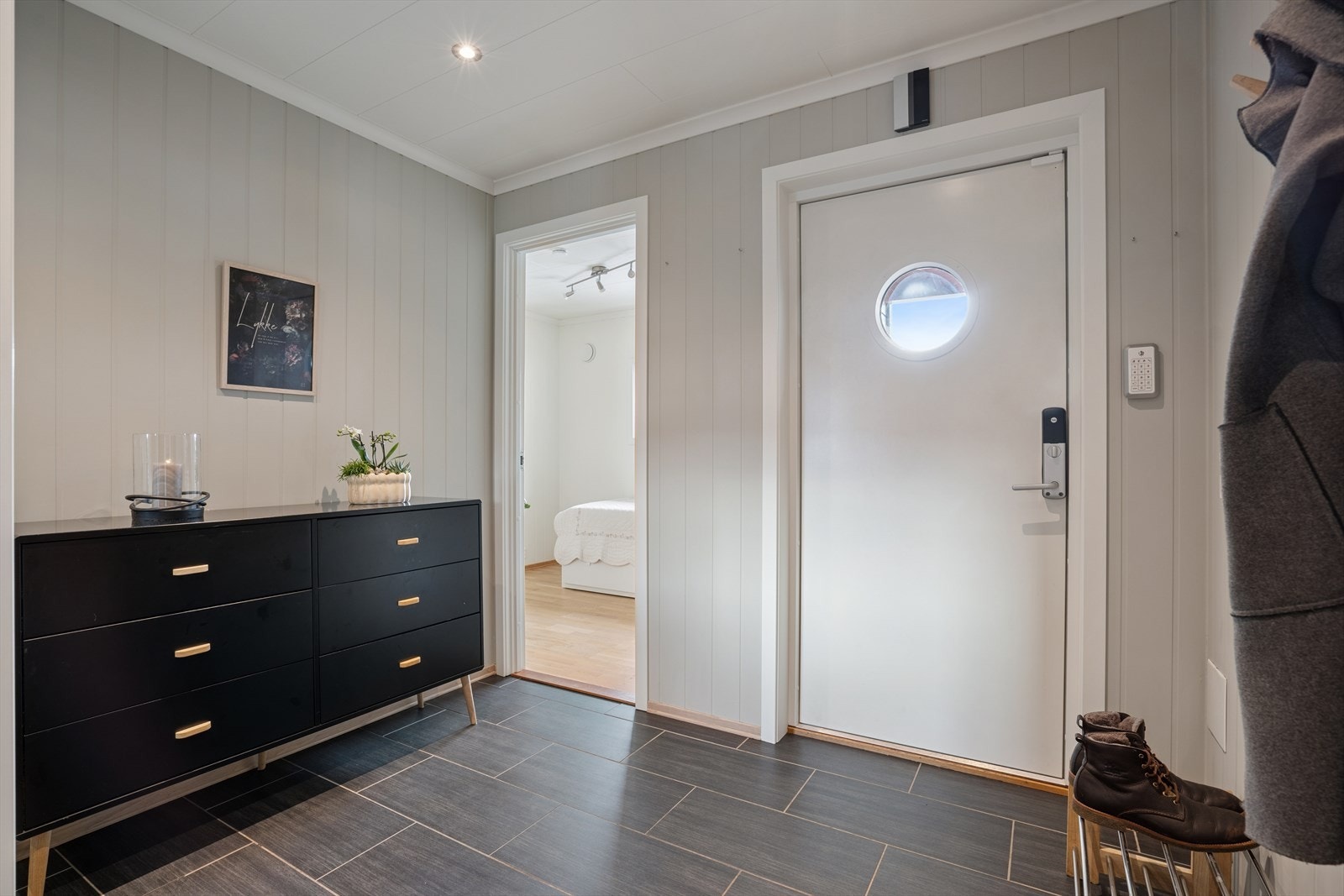 Det er praktisk Yale Doorman lås på døren for en nøkkelfri hverdag, samt montert alarm. Galleribilde