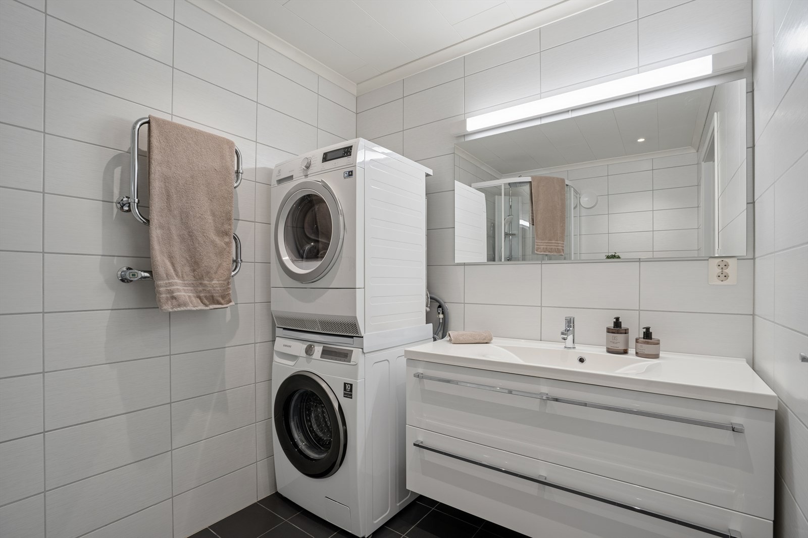 Det er varmekabler i gulvet, vegghengt håndkletørker (elektrisk) og speil med lys. Galleribilde