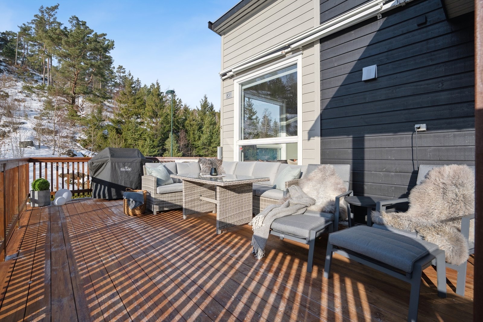 Praktisk markise som gir god solskjerming på varme dager. Galleribilde