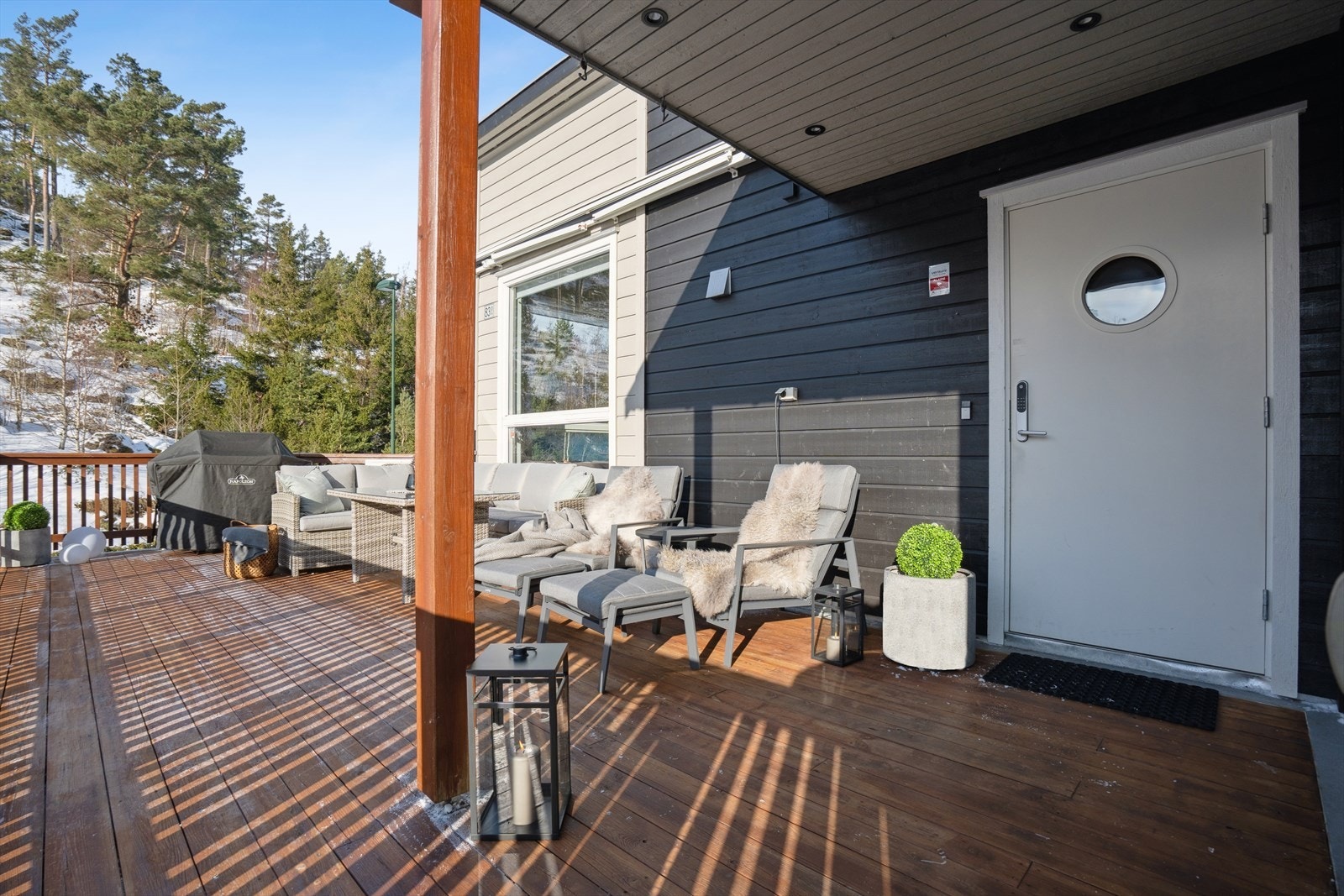 Inngangdøren har en overbygd del med downlights i himlingen. Galleribilde