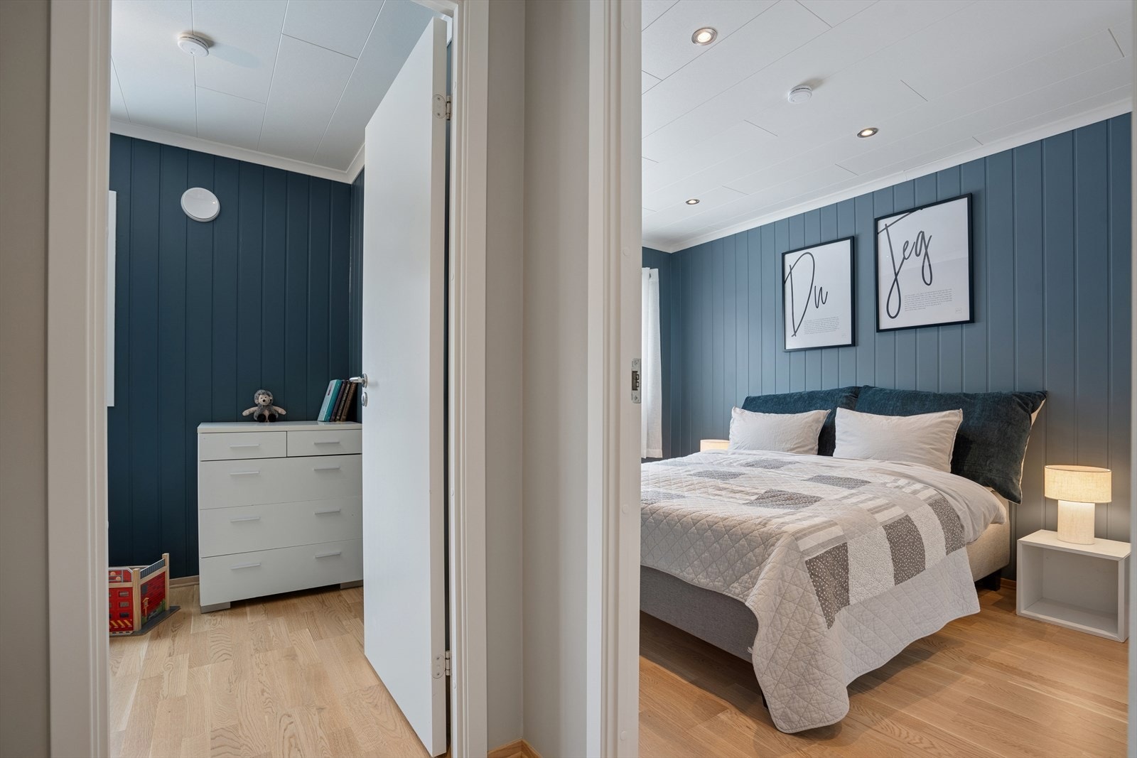 To av soverommene ligger vegg-i-vegg og er malt i behagelig blå-farge. Galleribilde