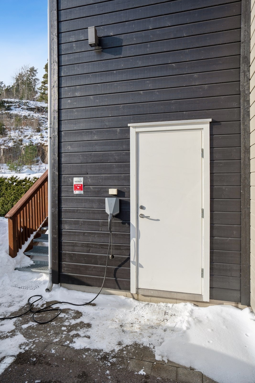 Leiligheten har montert elbillader på husveggen ved siden av boden. (privat for denne leiligheten). Galleribilde