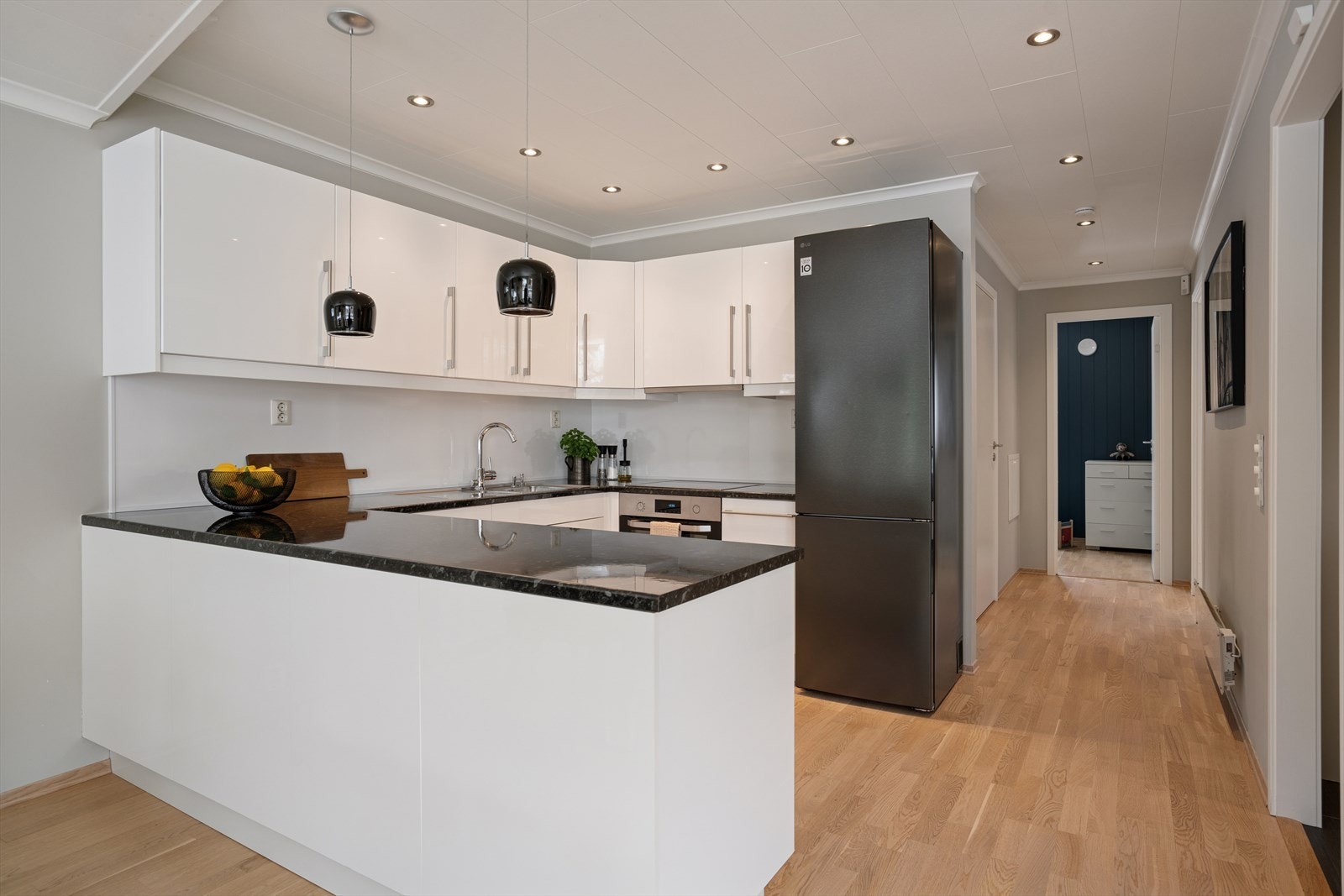 Boligen har downlights i alle rom, med dimming som gir fleksibel og behagelig belysning. Galleribilde