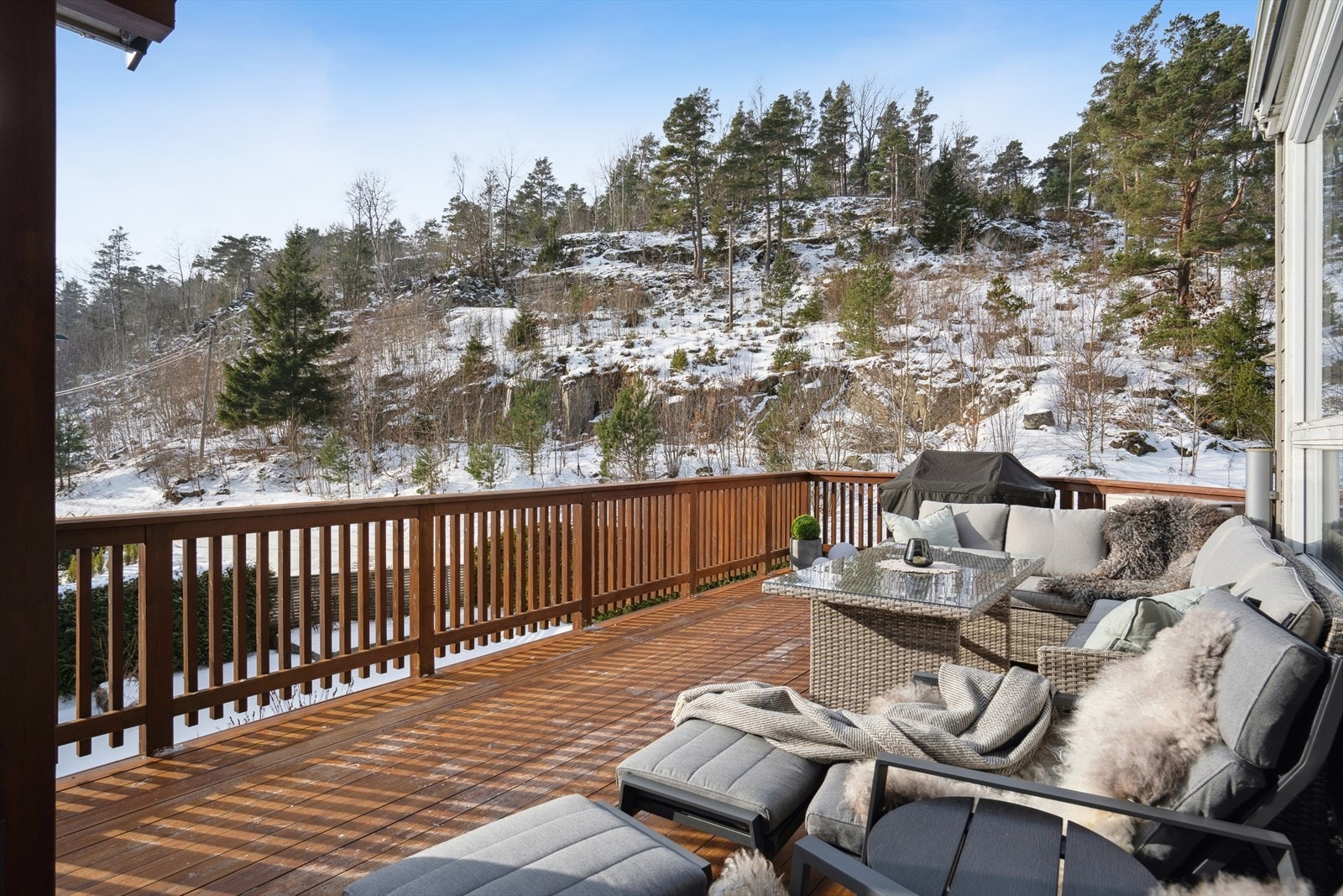 Terrassen har svært gode solforhold og god plass til utemøbler, grill og sosiale soner, og fungerer som et naturlig uterom store deler av året. Galleribilde