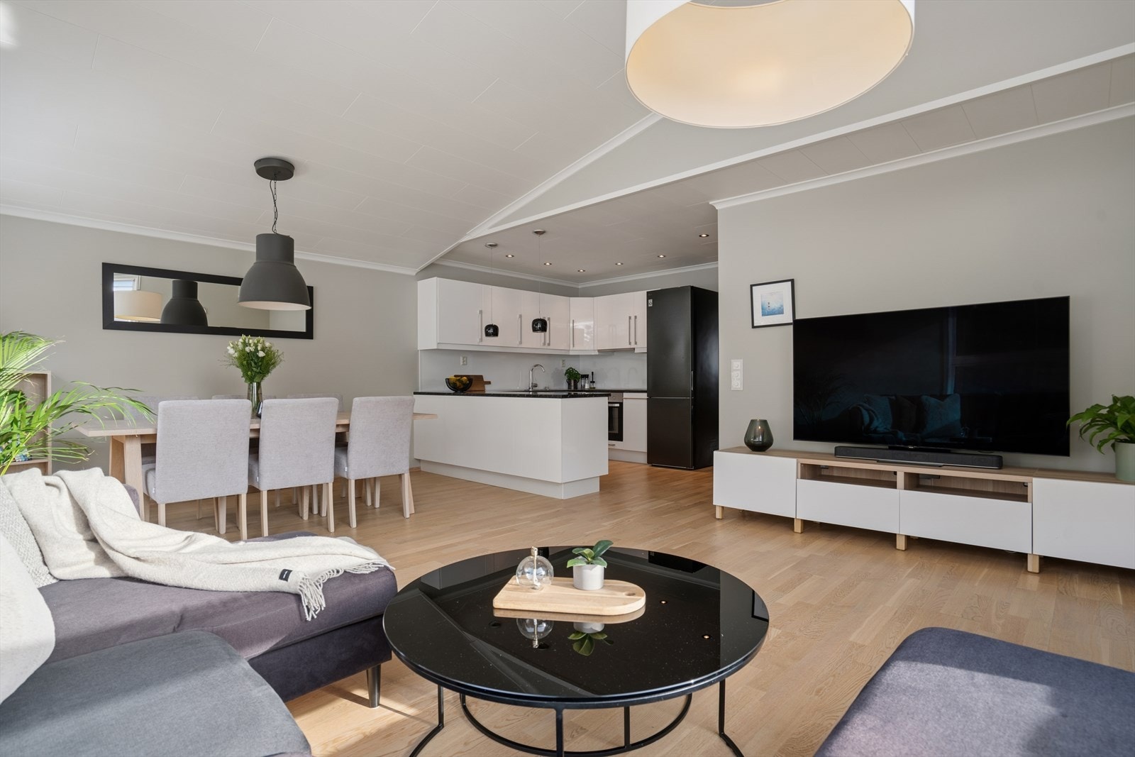 Leiligheten er gjennomgående og holder en moderne standard, med fine fargevalg og god planløsning. Galleribilde