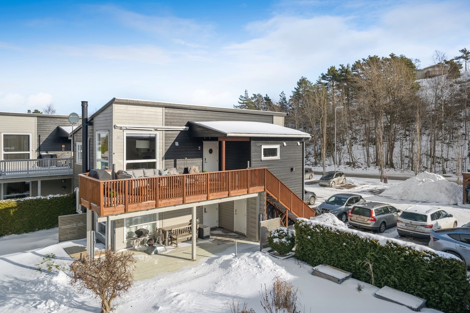 Leiligheten ligger fint til i 2. etasje i en horisontaldelt tomannsbolig, med stor terrasse , utvendig bod og to faste parkeringsplasser utendørs. Galleribilde