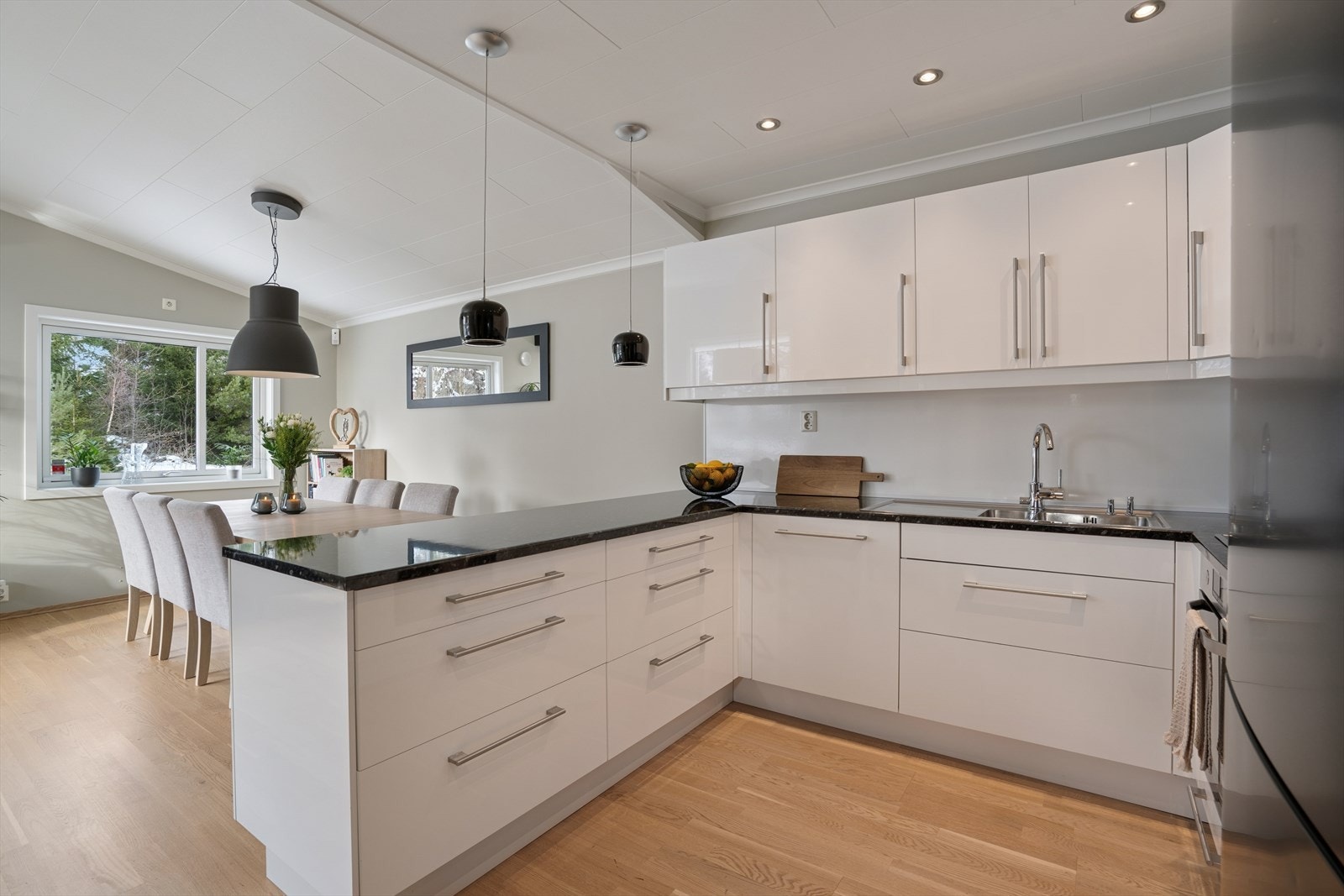 Leiligheten har et lekkert og tidløst kjøkken med glatte fronter og benkeplate i "stein". Galleribilde