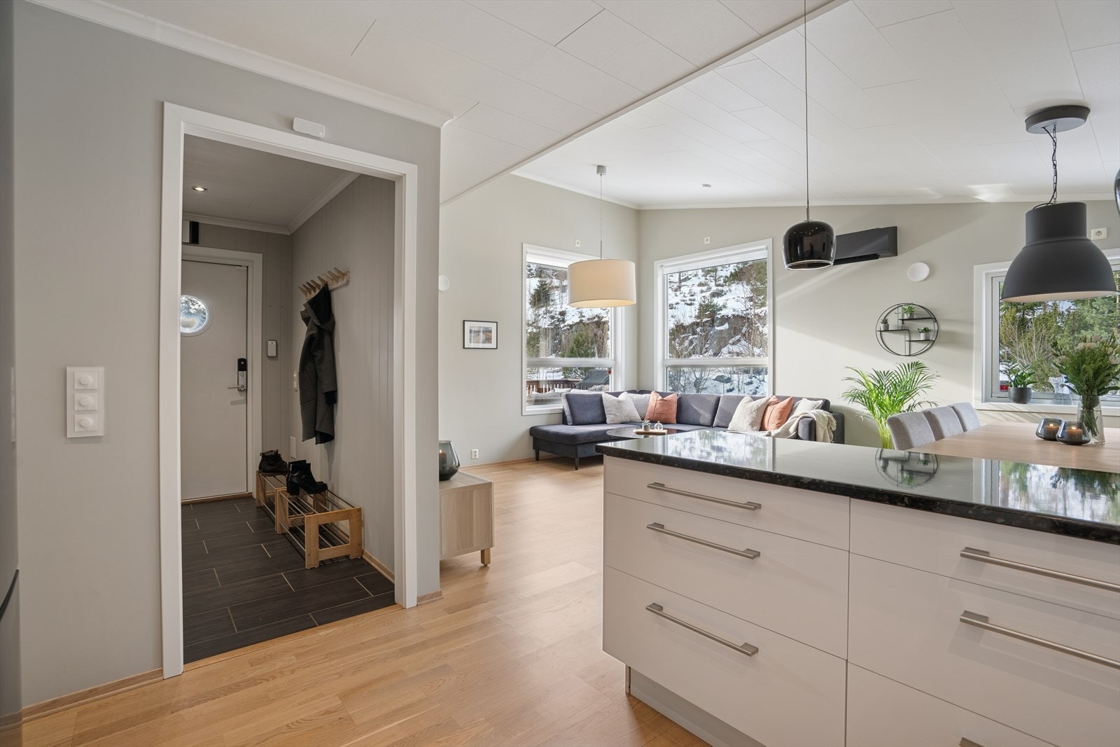 Planløsning består av romslig entre/gang, bad/vaskerom, kjøkken og stue i åpen løsning, innvendig bod og tre soverom. Galleribilde