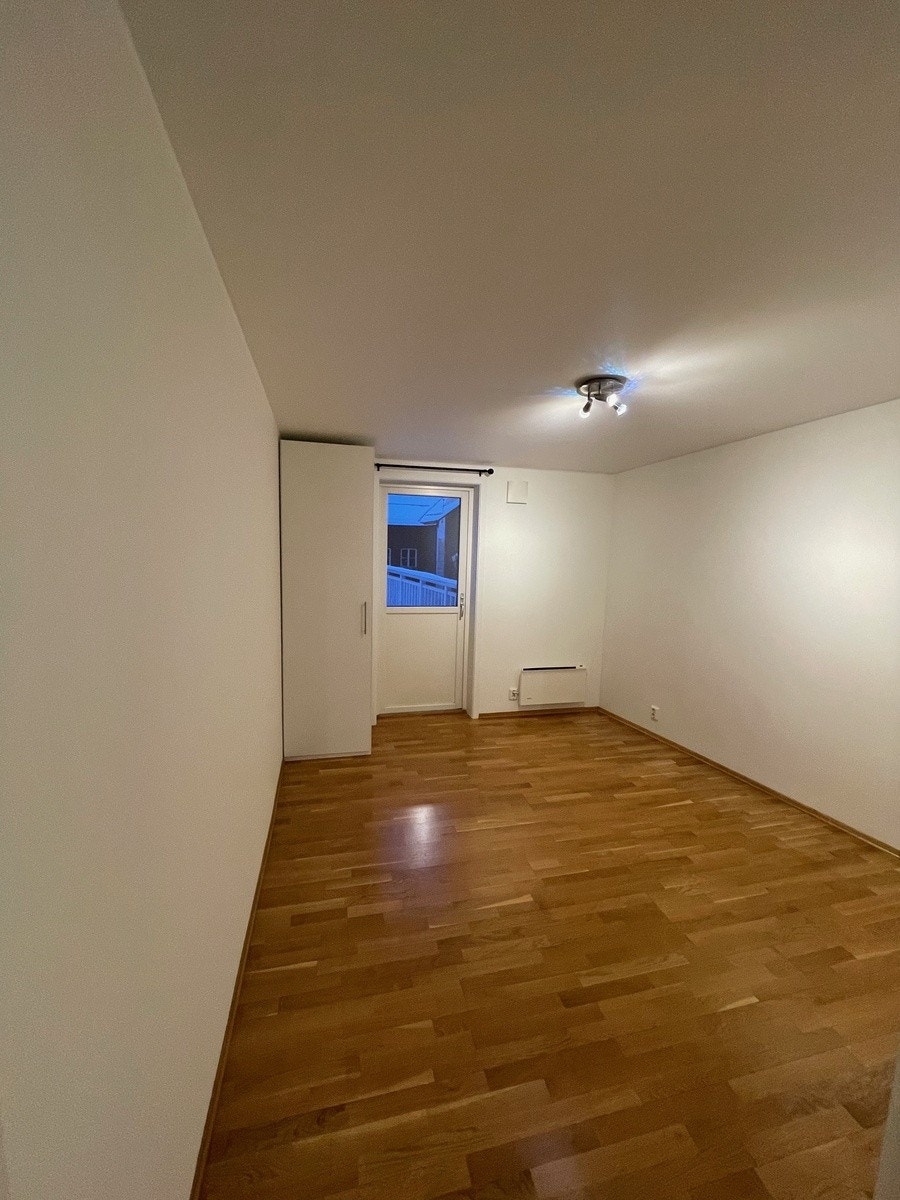 Soverom med utgang til terrasse Galleribilde