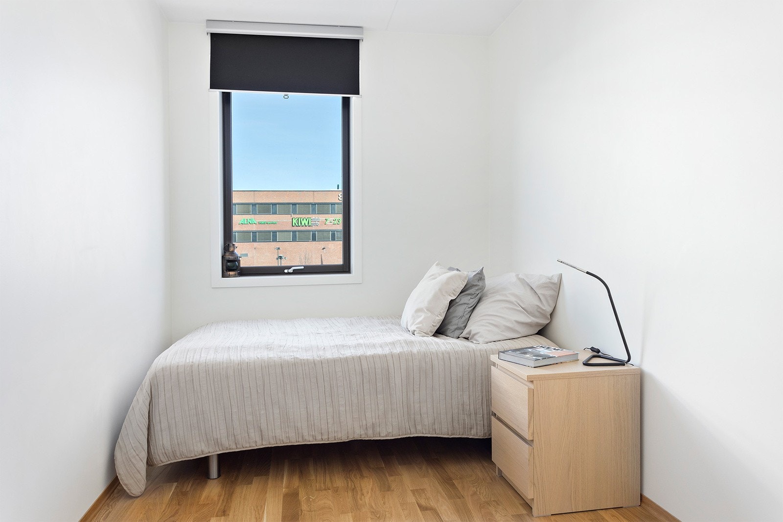 Leiligheten andre soverom har også plass til seng, nattbord og garderobe. Galleribilde