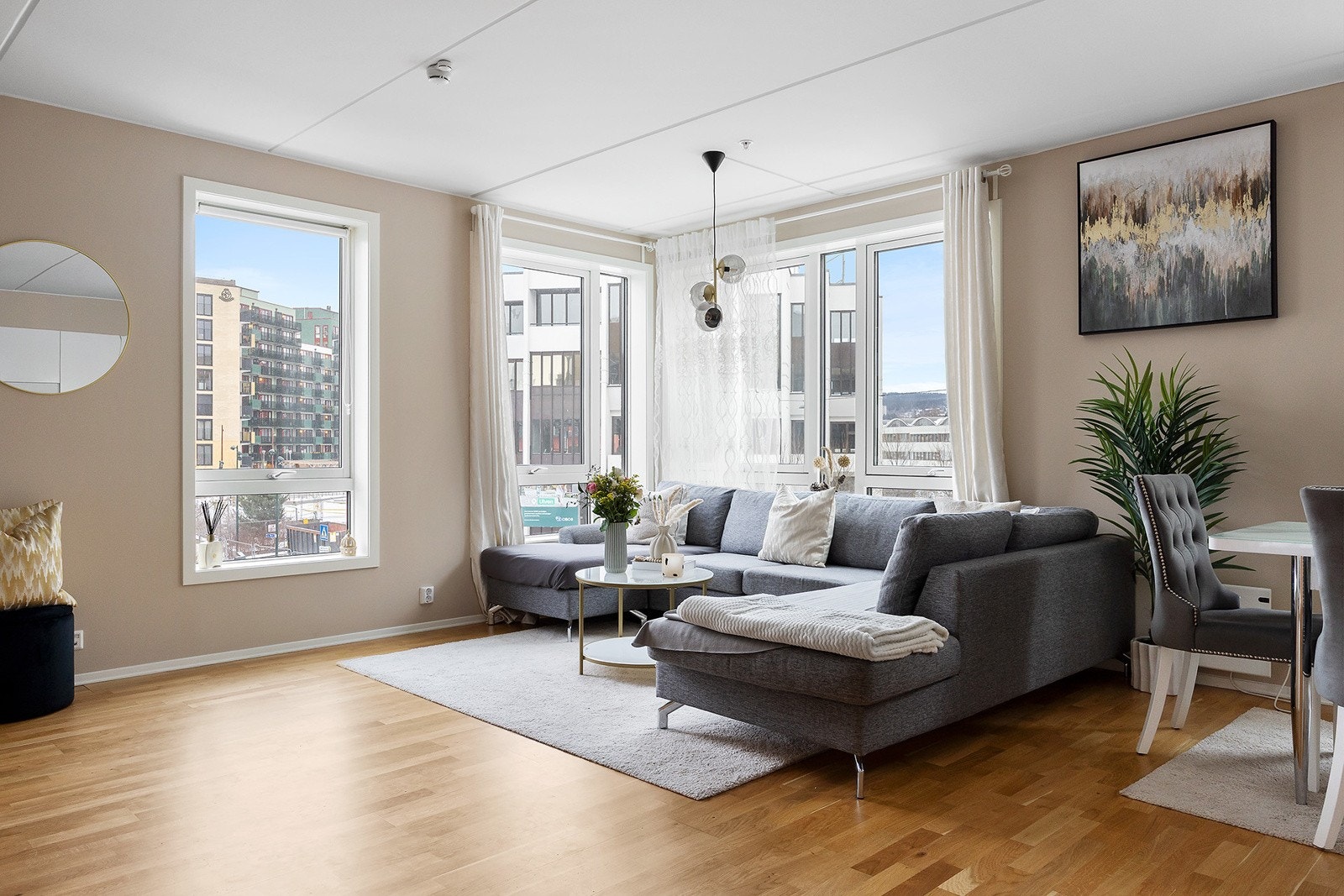 Stuen er romslig med god plass til både sofagruppe og spisebord. Galleribilde