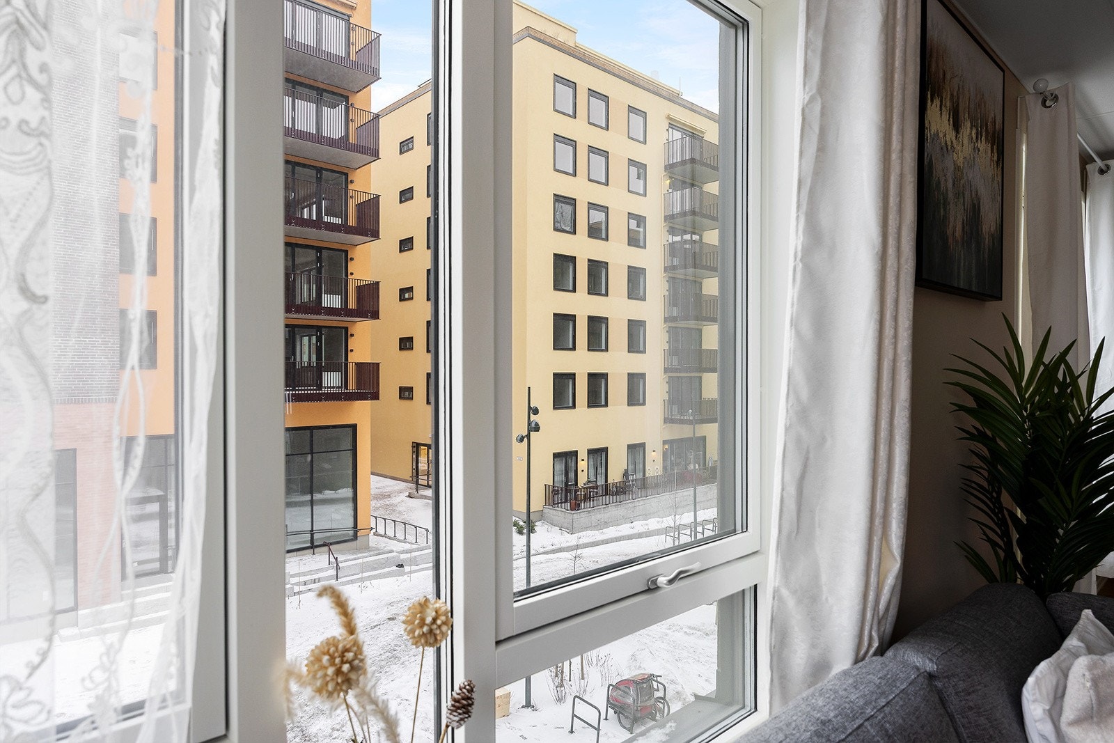 Utsikt mot fint opparbeidet passasje. Galleribilde