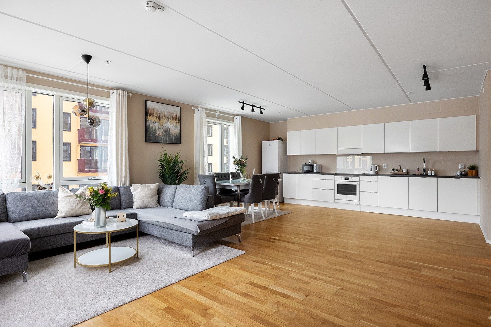 Store vindusflater som gir godt med naturlig lys. Kjøkken fra HTH fint plassert i enden av rommet. Galleribilde