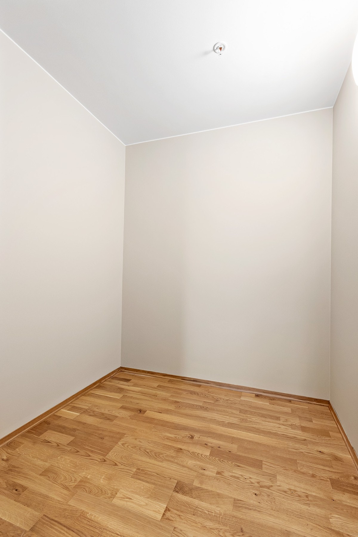 I tilknyttning til entréen er det en bod som fint kan benyttes som garderobe. Galleribilde