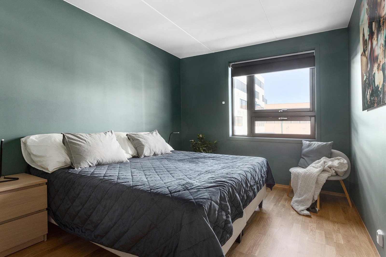 Romslig hovedsoverom med god plass til nattbord og garderobe. Galleribilde