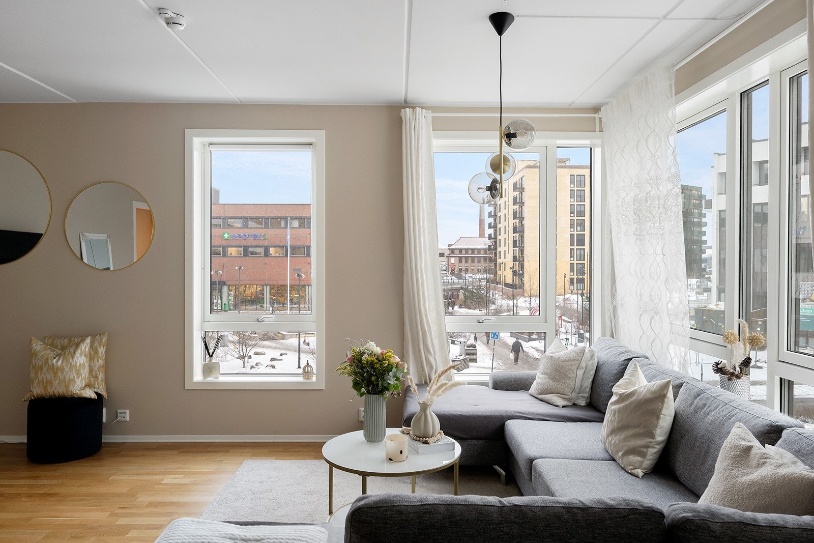 Mange møbleringsmuligheter i stuen. Galleribilde