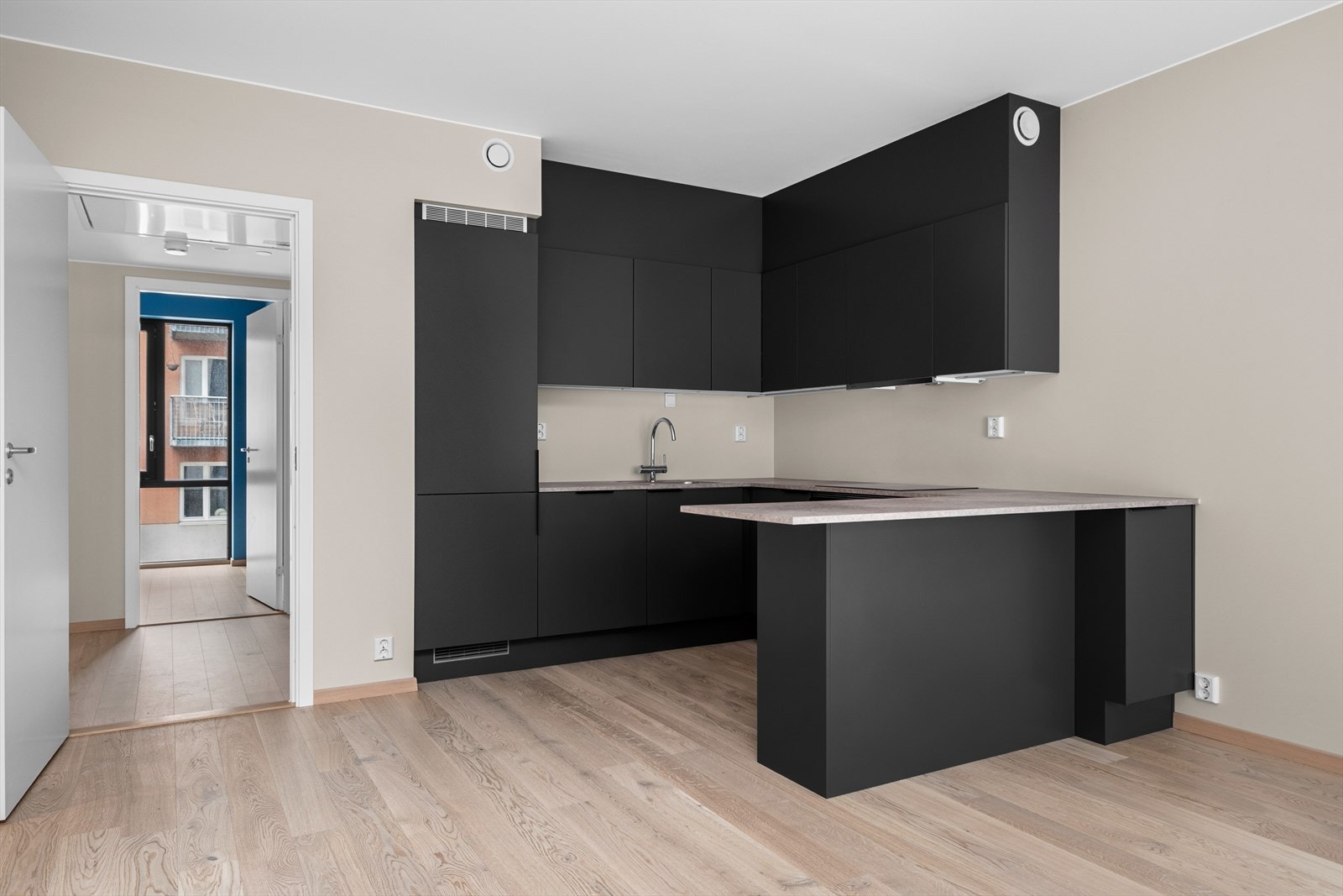 Delikat og påkostet hjørnekjøkken med grått fargevalg fra kvalitetsleverandøren Sigdal. Galleribilde