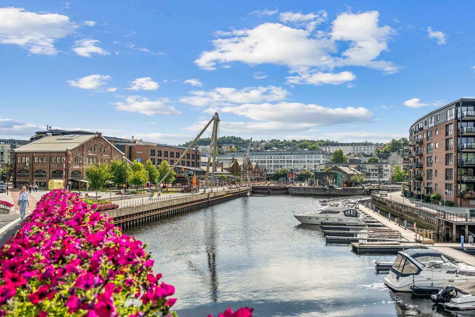 Solsiden ligger like i nærheten, hvor du kan nyte hyggelige stunder både sommer som vinter. Solsiden er også knutepunktet for alt av kollektivtransport, som buss, tog og taxi. Galleribilde