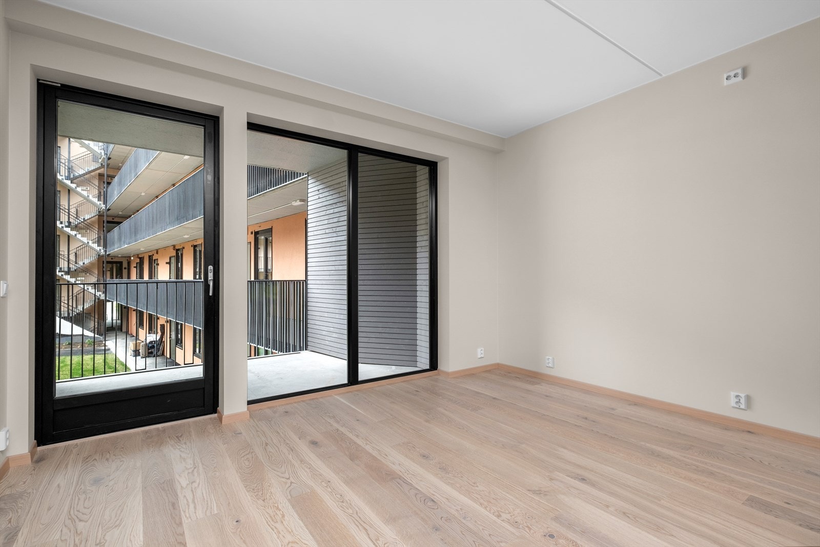 Videre er det mye inkludert i felleskostnadene som bla. kommunale avgifter, drifts- og vedlikeholdskostnader, samt kabel-tv/internett. Galleribilde