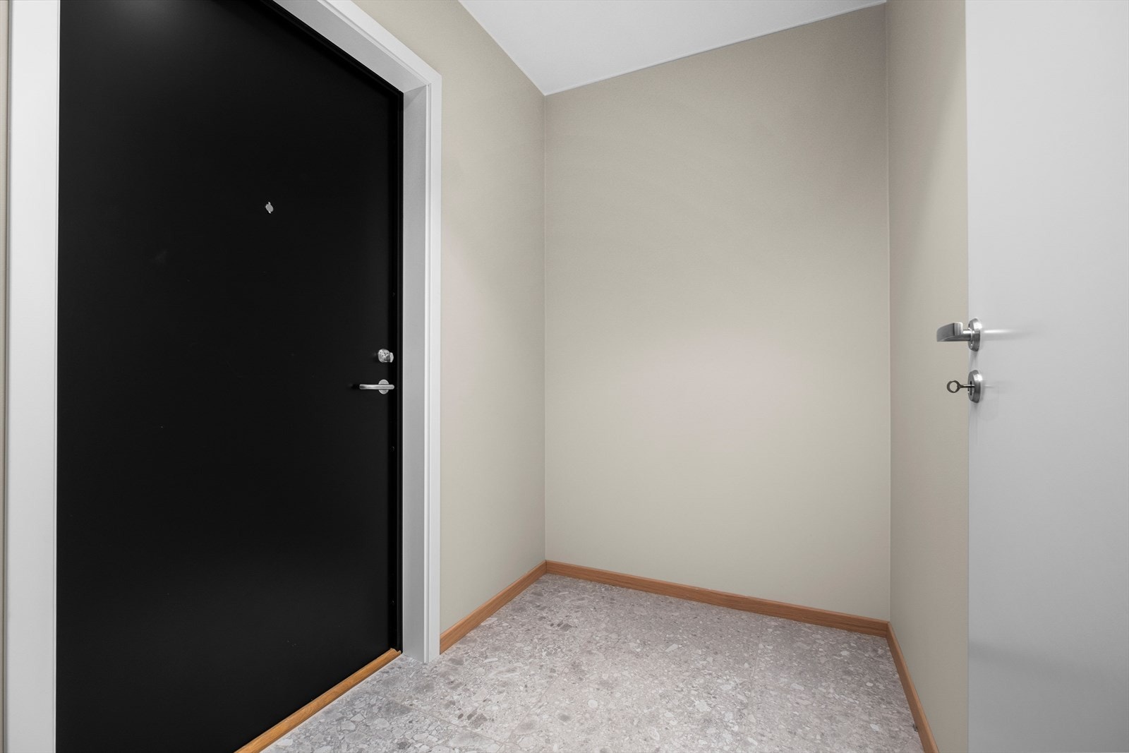 Innbydende entré på hele 3m² med god plass til oppbevaring av både sko og yttertøy. Det er tilrettelagt for at man skal kunne etablere garderobeskap. Galleribilde