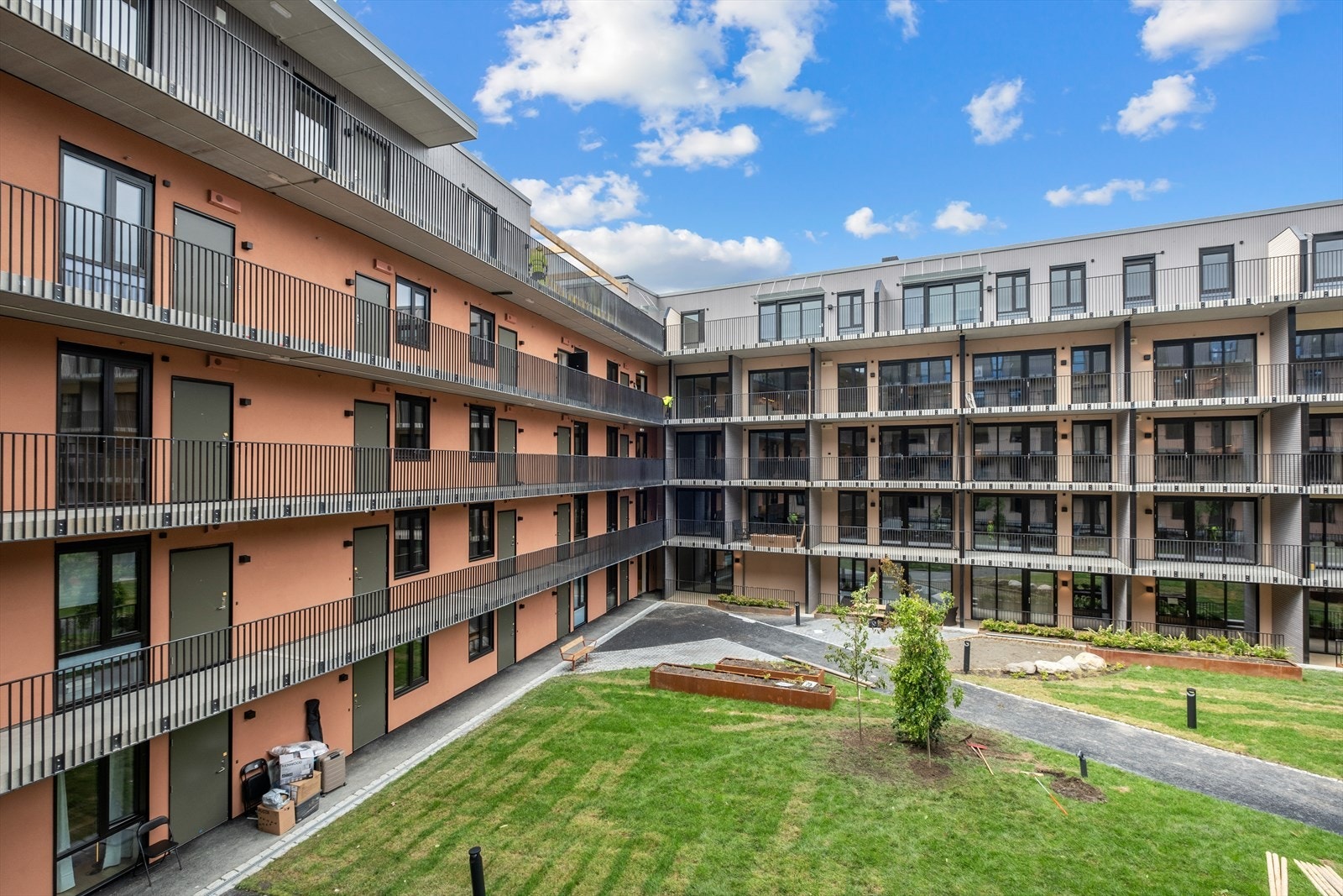 Leiligheten og bygget er en del av prosjektet Basseløkka som ble ferdigstilt i juli 2025. Basseløkka byr på nye, urbane leiligheter som gir deg en smak av bylivet med nærhet til alt du skulle trenge i hverdagen. Galleribilde