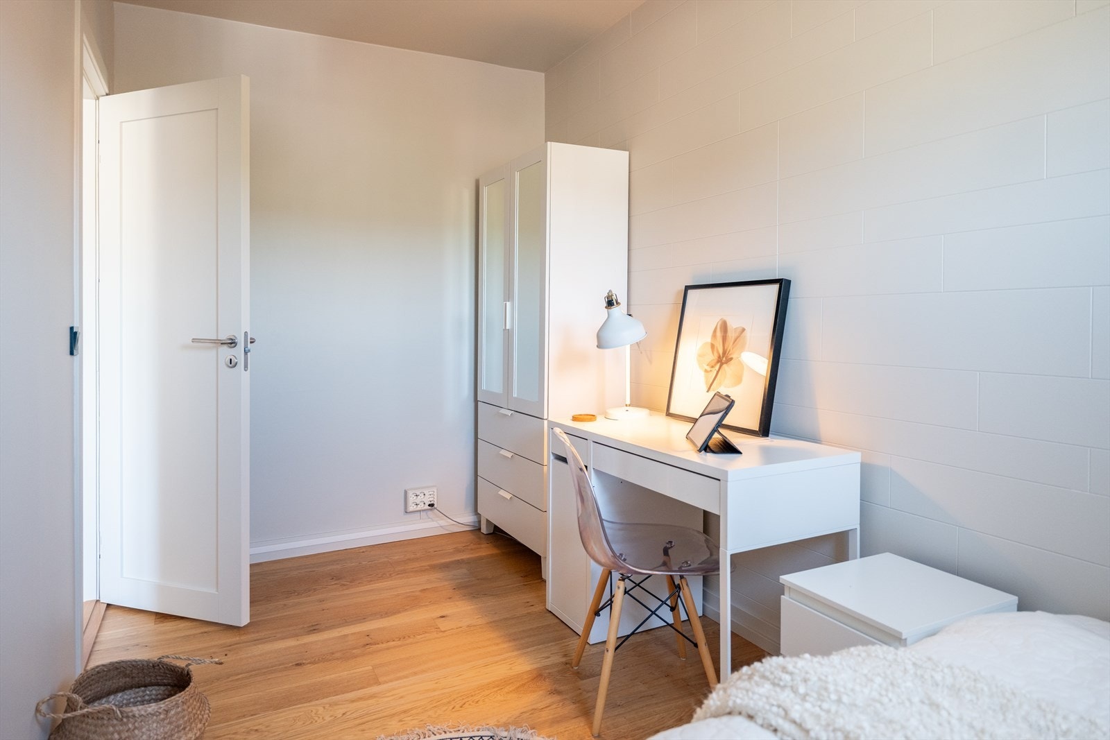 Leilighetens soverom/sovealkove gjør at den egner seg godt til for eksempel bofellesskap for studenter. På bakgrunn av vindustørrelse på alkove, så kan vi ikke kalle dette et soverom. Galleribilde