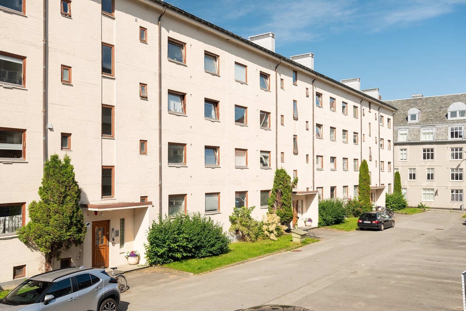 Sommerbilde, viser også parkeringsplassene rett utenfor inngangene. Galleribilde