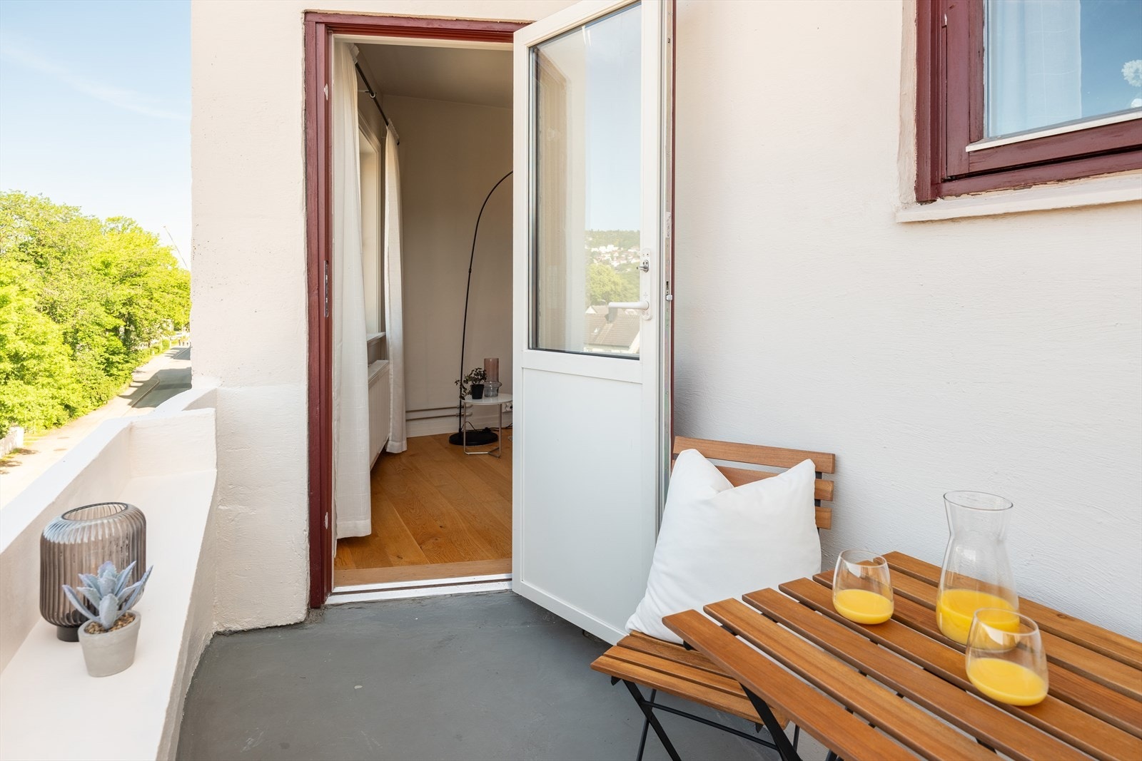 Leiligheten ligger usjenert til i en rolig gate med lite trafikk og oppleves som tilbaketrukket. Beliggenheten i øverste etasje gir minimalt innsyn, perfekt for å nyte solen. Galleribilde