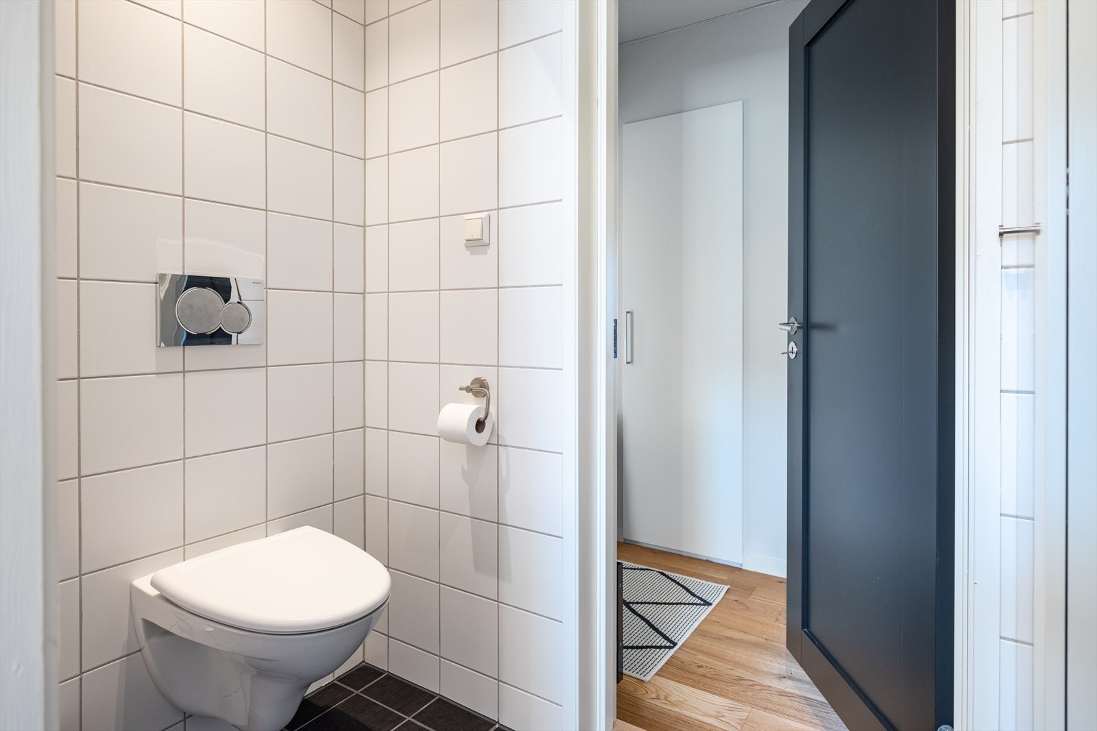 Badet har vannbåren gulvvarme og vegghengt innbygningstoalett. Galleribilde