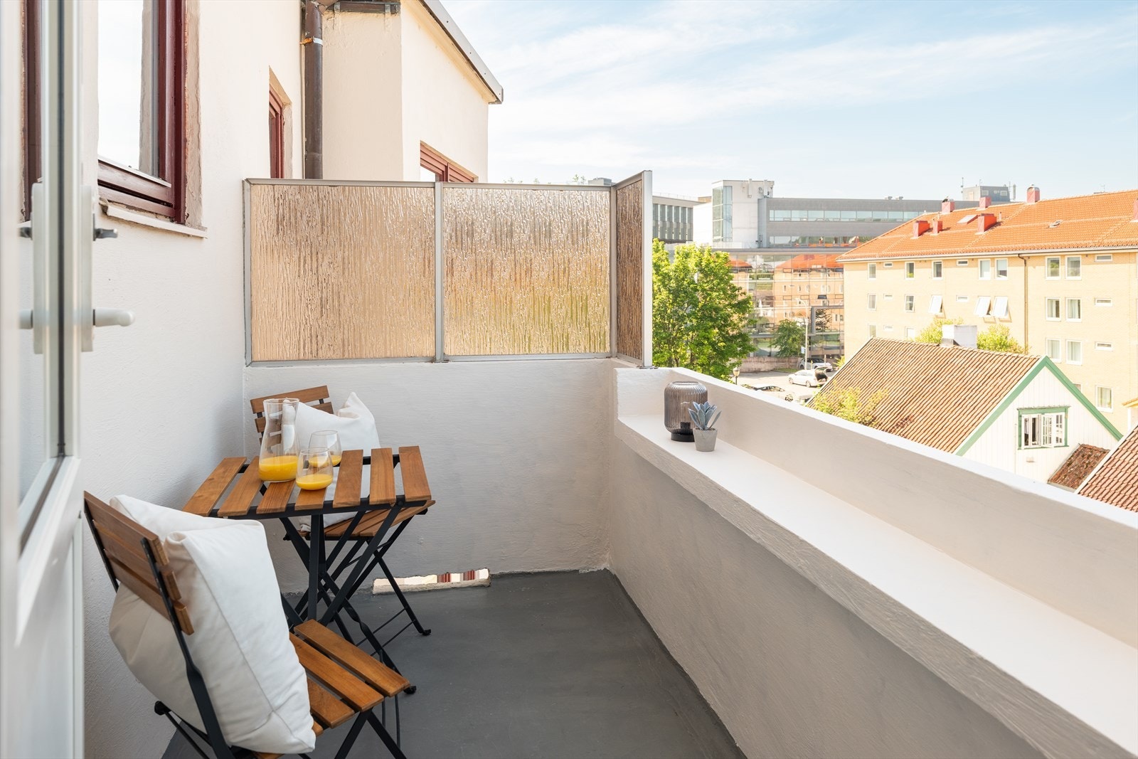 Fra stuen er det direkte utgang til den vestvendte balkongen på 4 m², og i bakgrunnen skimter du Teknostallen. Lenke til video presentasjon:
https://drive.google.com/file/d/1ECAW9-ulS1T3s5Um9_7_5jqtn2Vykrb-/view?usp=sharing Galleribilde