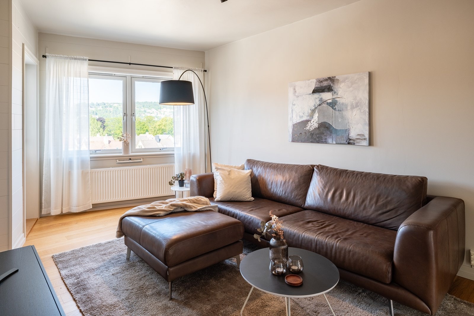 Velkommen til Udbyes gate 11C - En moderne og innbydende 3-roms toppleilighet med solrik vestvendt balkong. Leiligheten ble betydelig oppgradert i 2013 og har nymalte overflater fra 2025 som gir et stilrent og tidsriktig preg. Galleribilde