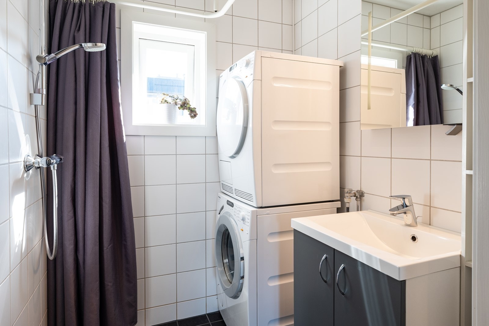 Badet har opplegg for vaskemaskin og tørketrommel. Galleribilde
