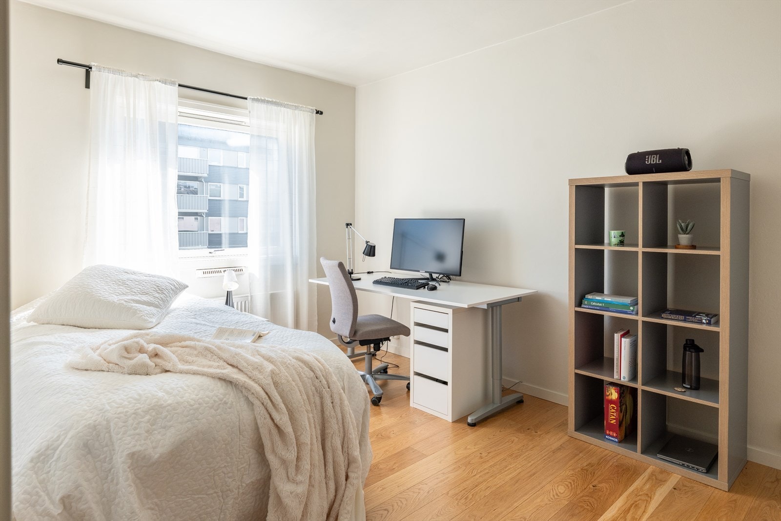 Soverom 2 er på 13 m² og ligger vendt mot bakgården. Også dette rommet har en kompakt dør (Swedoor) med gode støyreduserende egenskaper. Galleribilde