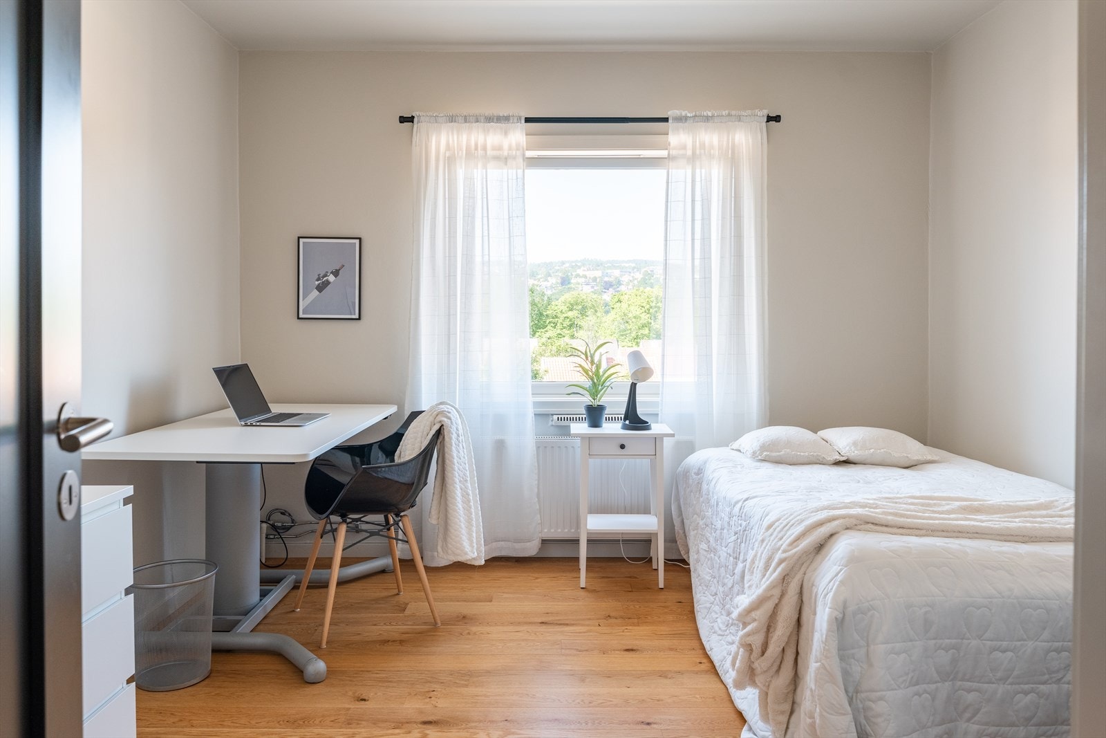 Leiligheten har to soverom i tillegg til en sovealkove. Dette er det største av soverommene og måler 13,5 m². Galleribilde