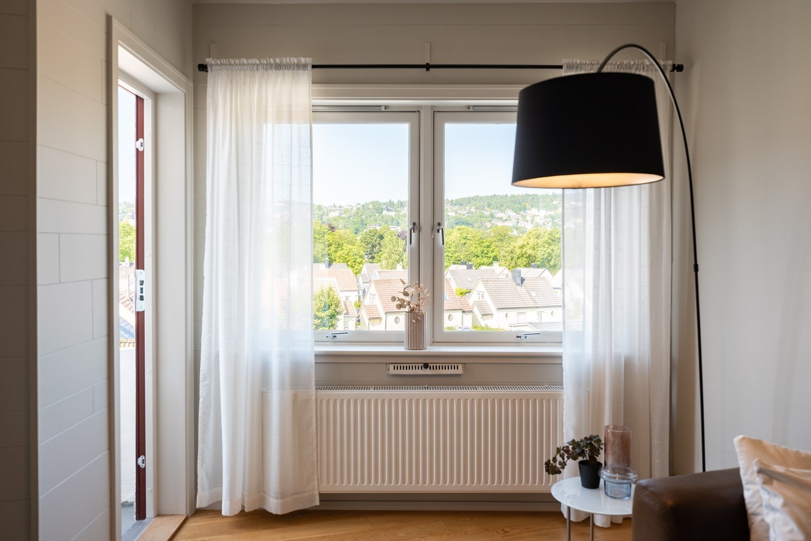 De store vindusflatene slipper inn rikelig med naturlig lys og skaper en lys og luftig atmosfære gjennom hele dagen. Leiligheten varmes opp via fjernvarme. Galleribilde