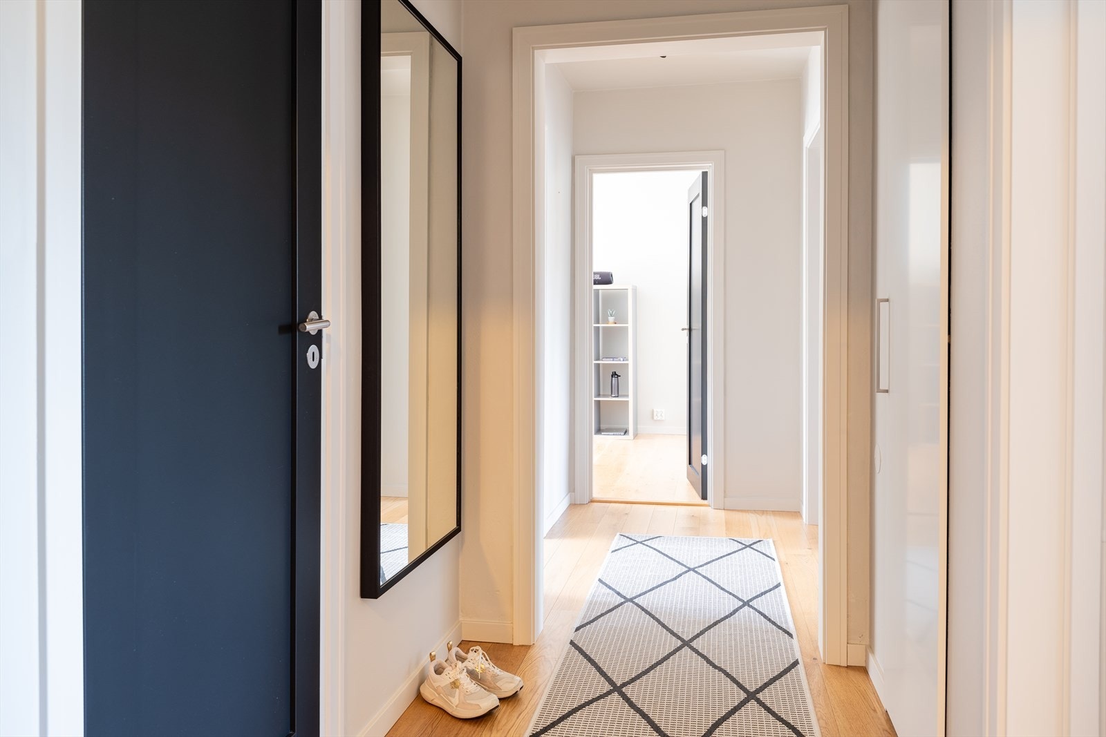 Entréen på 6 m² fungerer som leilighetens naturlige knutepunkt. Det er gjennomgående enstavs parkett i hele leiligheten. Leiligheten disponerer en bod i kjeller og på loft for ekstra oppbevaring. Galleribilde