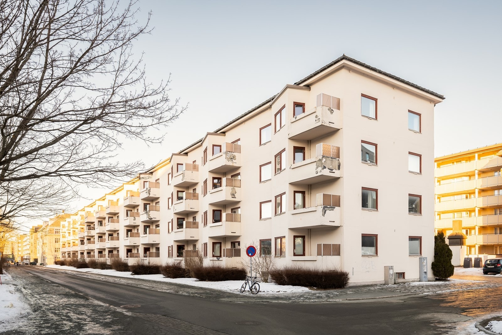 Det er mulighet for å få tildelt parkeringsplass på borettslagets tomt ved søknad. Leiligheten ligger også svært nær gode kollektivforbindelser, og i kjelleren finnes sykkelparkering med opplegg for sykkelvask. Galleribilde