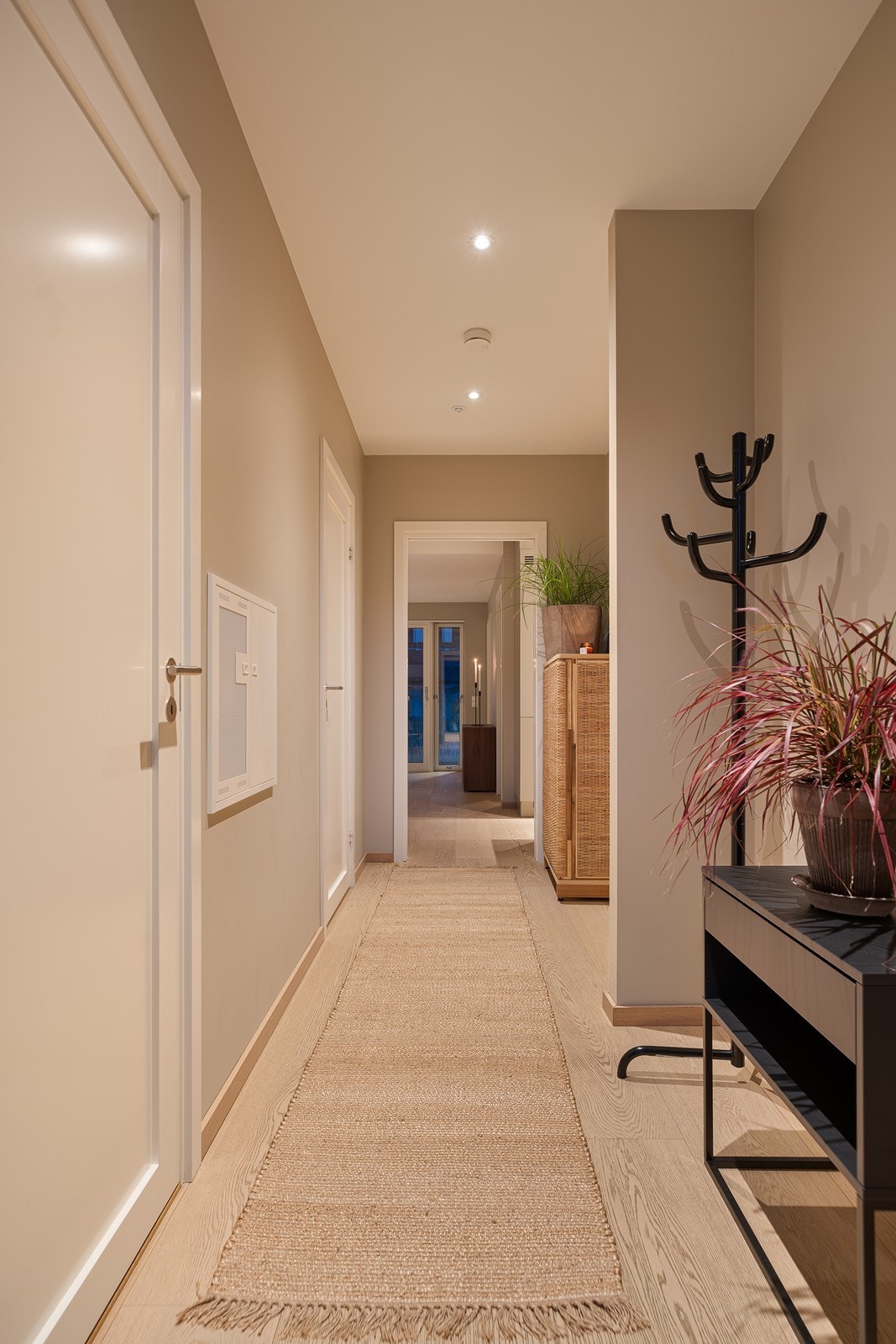 Lun og innbydende entré med god plass til oppbevaringsmøblement. Galleribilde