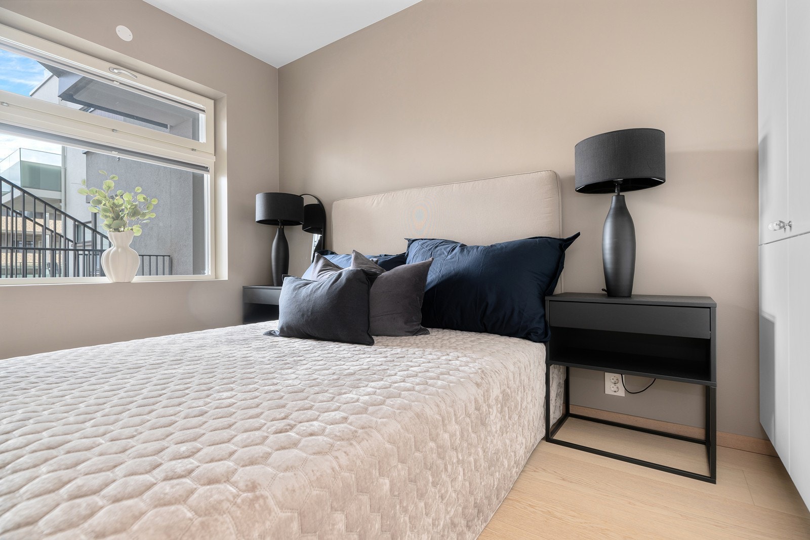 Det andre soverommet byr på god plass og har et plassbygd garderobeskap som gir praktiske oppbevaringsløsninger Galleribilde