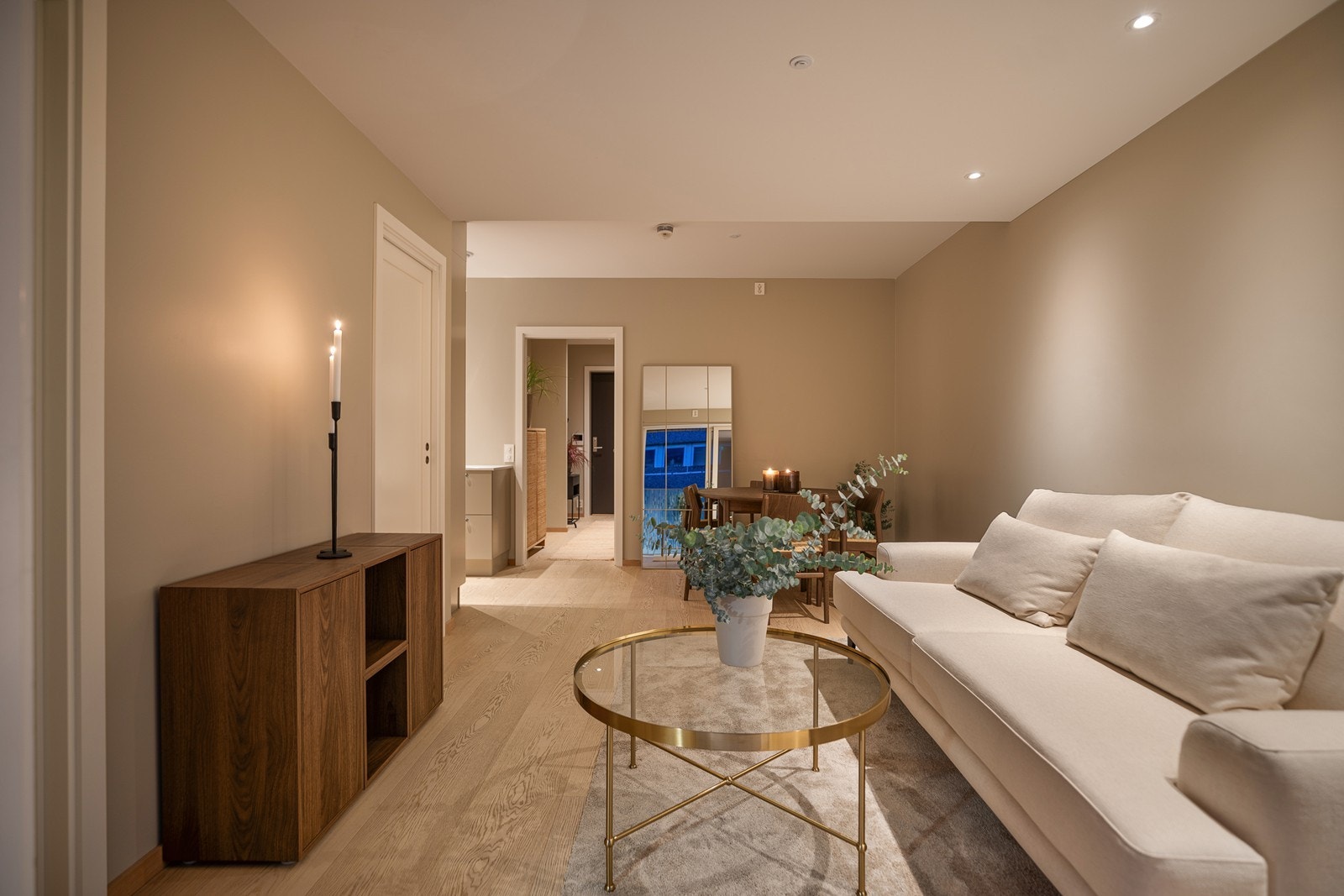 God plass til å etablere både sofa- og spisegruppe Galleribilde