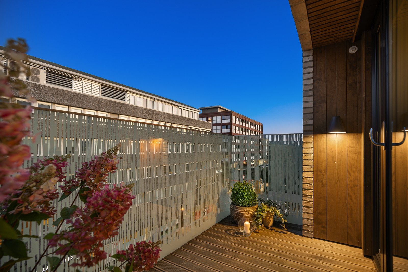 Trivelig balkong med plass til både sittegruppe og grønne innslag - perfekt for rolige morgenstunder eller sosiale kvelder Galleribilde