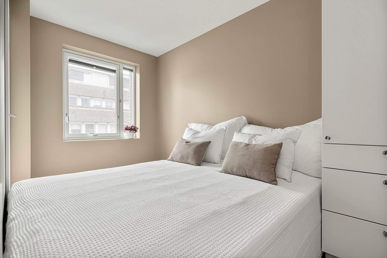 Soverom 1 har god størrelse, med plass til dobbeltseng og øvrig møblement etter ønske Galleribilde