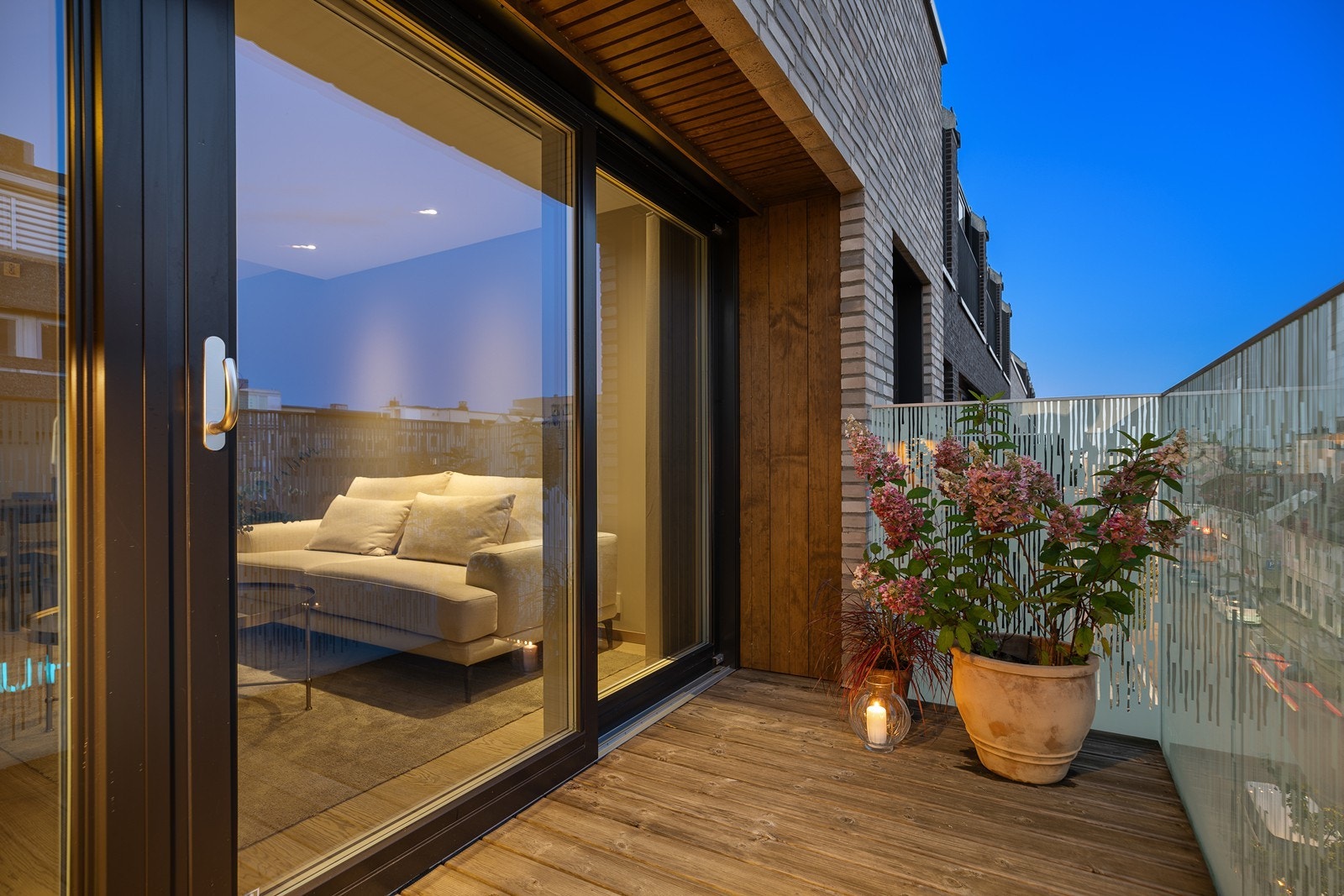 Her får du en flott og moderne leilighet med gjennomgående høy standard og romslig balkong! Galleribilde