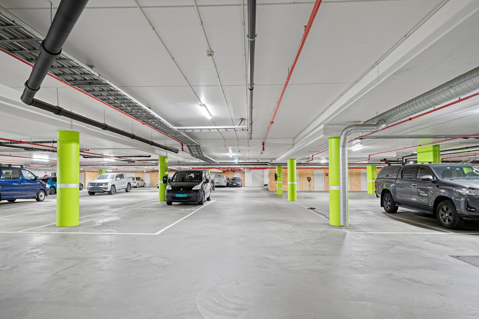 Parkeringsplass i lukket anlegg kan kjøpes om ønskelig for kr 650.000,- Galleribilde