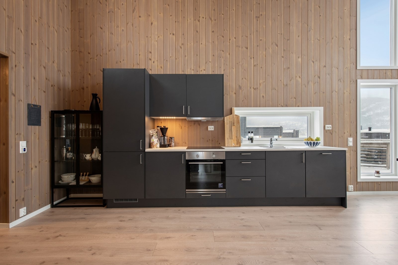 Lekkert moderne laminatgulv med varmekabler og beiset trepanel på veggene sørger for et lunt og behagelig inntrykk. Galleribilde