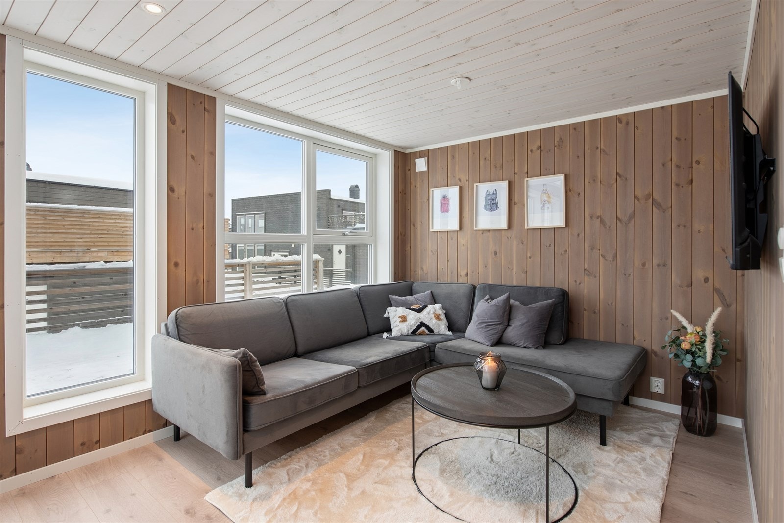 Hytta er oppført i 2021 og byr på god og funksjonell planløsning . En lettstelt fritidsbolig med gangavstand til brygge og båtplasser. Galleribilde