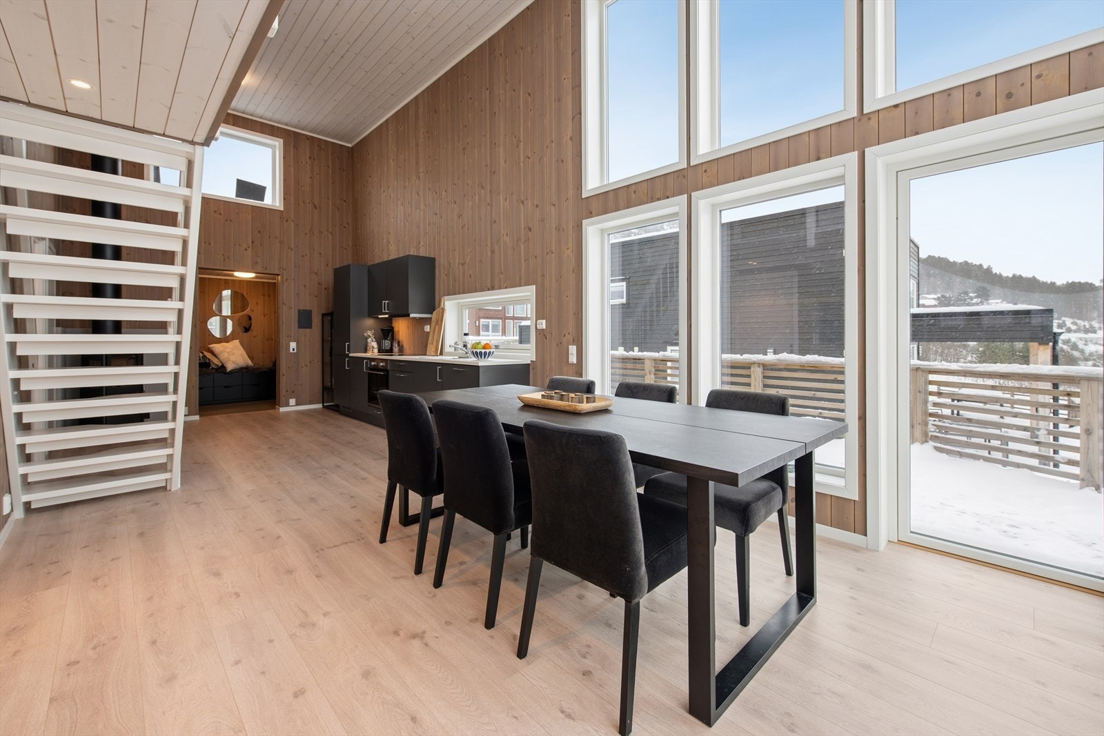 Den åpne løsningen og gode takhøyden gir rommet ekstra mye naturlig lys og en god romfølelse. Galleribilde