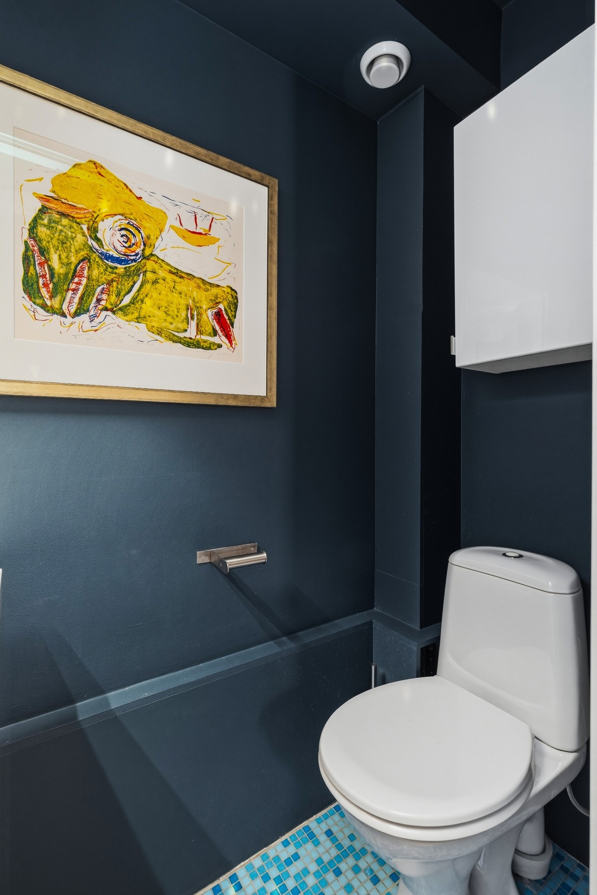 Separat wc med flislagt gulv med gulvvarme. Galleribilde