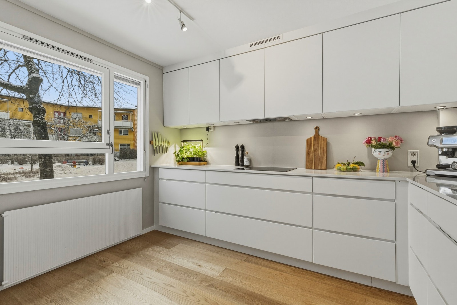 Romslig kjøkken med hyggelig utsyn mot leketunet. Galleribilde