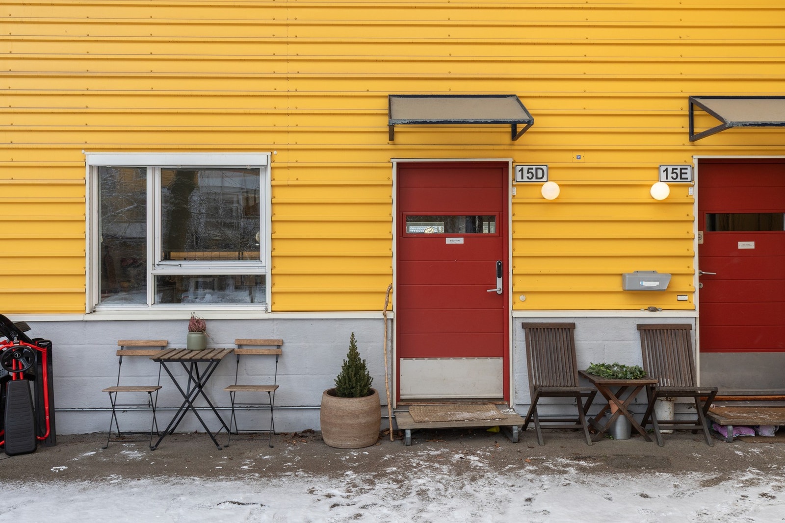 Hyggelig inngangsparti med morgensol vendt mot felles tun. Galleribilde